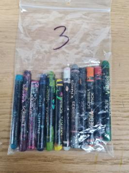 Gebruikt. 12 Dina Wakley Scribble sticks 3