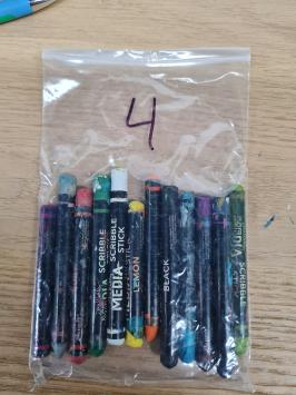 Gebruikt. 12 Dina Wakley Scribble sticks 4