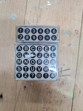 Gebruikt. Alphabet en nummer stempelsetje