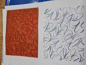 Gebruikt. Rubber stempel op looptape, swirls 2